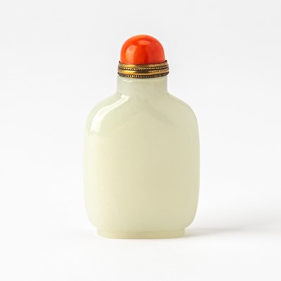 Lot 11 - A Chinese White Jade Snuff Bottle