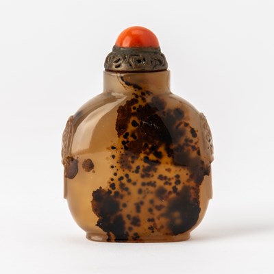 Lot 23 - A Chinese Carved Agate Snuff Bottle