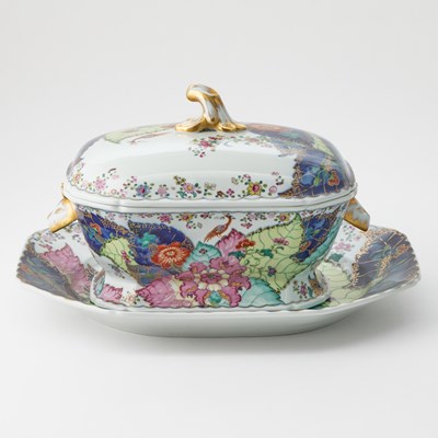 Lot 166 - Mottahedeh Porcelain "Tobacco Leaf" Pattern Covered Tureen with Underplate