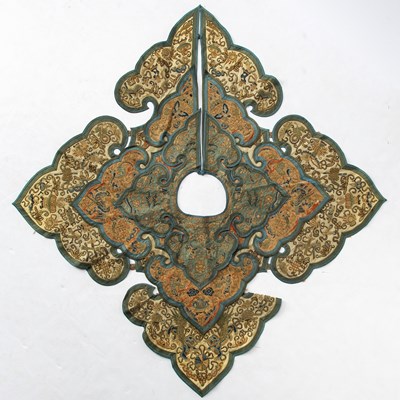 Lot 114 - A Fine Chinese Embroidered Silk Collar