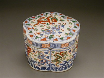 Lot 58 - MING STYLE ENAMELED PORCELAIN HEXALOBED BOX...