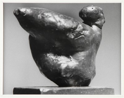 Lot 231 - MOORE, HENRY Woman. Gelatin silver print,...