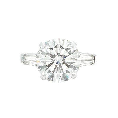 Lot 435 - Platinum and Diamond Ring